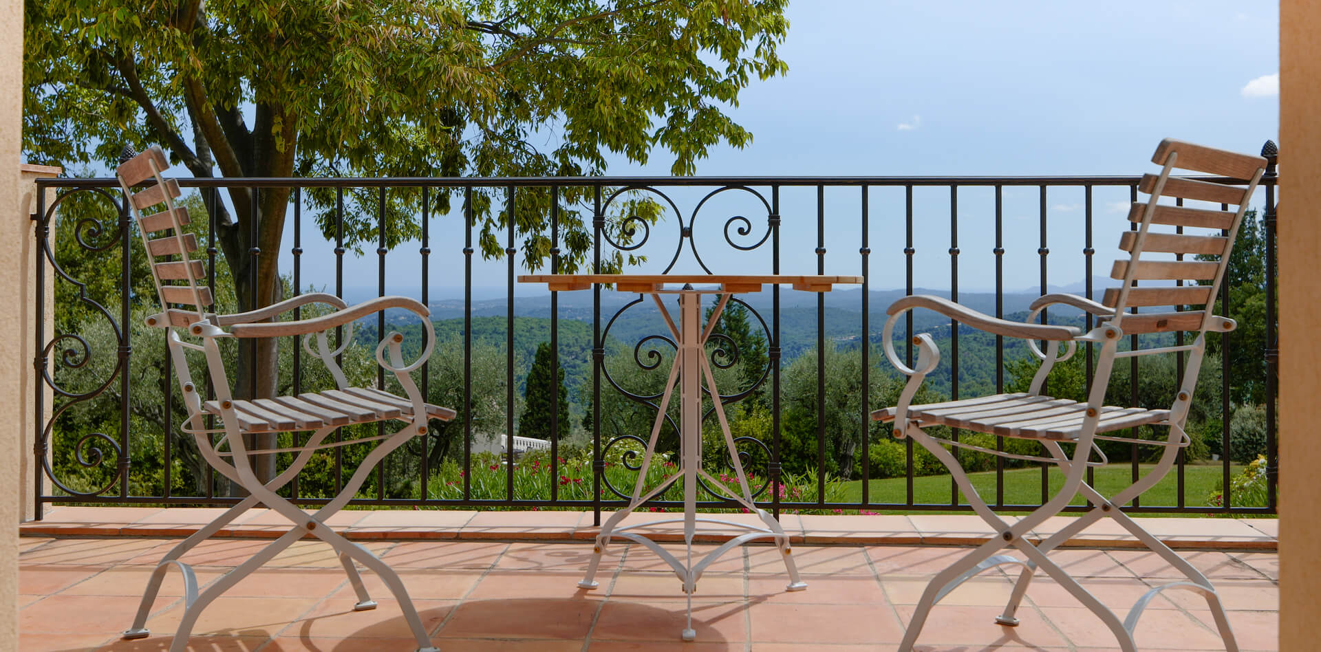 chairs Côte d'Azur villa - chairs on balcony
